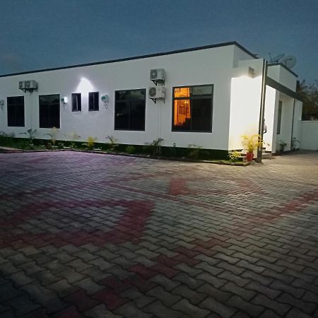 Chibuba Airport Accommodation Dár Al-Szalám Kültér fotó